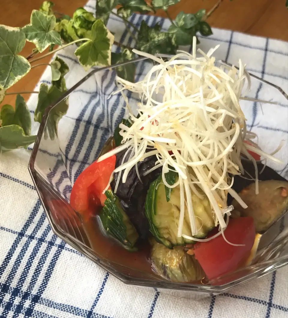 Snapdishの料理写真:🍆冷凍ストックの揚げナスで 切って和えるだけ🍅 揚げナス きゅうり🥒トマト🍅の中華マリネ🍆|Hollyさん