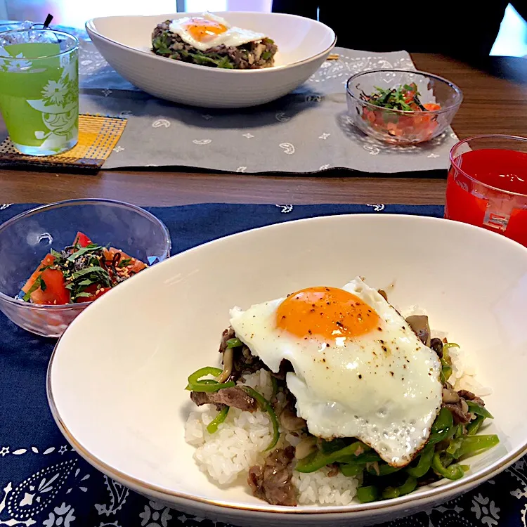 Snapdishの料理写真:お昼ご飯(5/23)
✳︎青椒肉絲丼
✳︎トマトとシソの塩昆布和え|さっちんさん