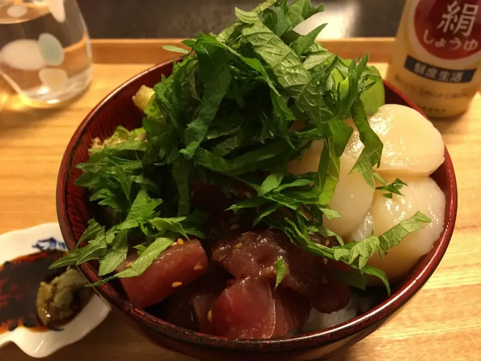 海鮮丼
マグロはゴマ風味の漬けにしました
マグロ ホタテ アボカド 焼きなす（見えてませんが）を梅干しと一緒に炊いたご飯の上に海苔をびっしりのせてます。|akemi🐝さん