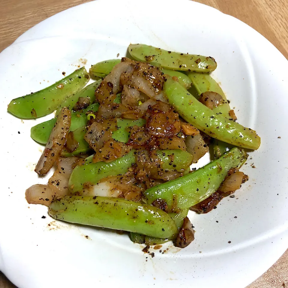 スナップえんどうと新玉ねぎのバター醤油炒め。|くのっちさん
