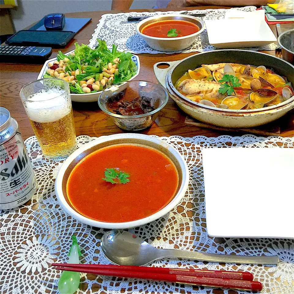 Snapdishの料理写真:イサキのアクアパッツァ、ミネストローネ、
生キクラゲピリ辛炒め、サラダ、ビール|yakinasuさん