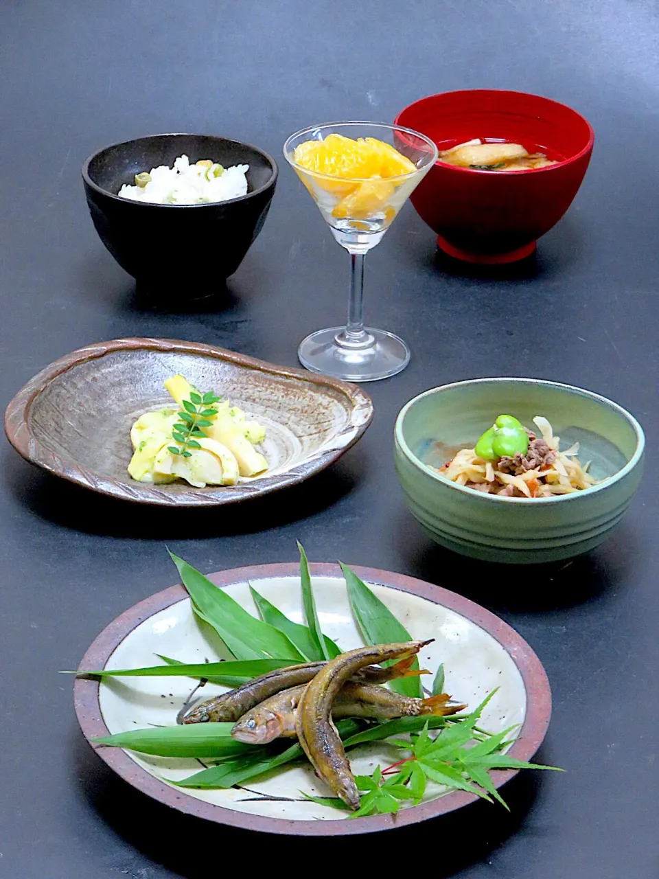 今晩は、若鮎塩焼き、 切り干し大根の贅沢煮（牛肉 桜海老）、淡竹の筍 酢味噌和え 木の芽、わかめと茸とお揚げの味噌汁、夏みかん、青豆ご飯|akazawa3さん