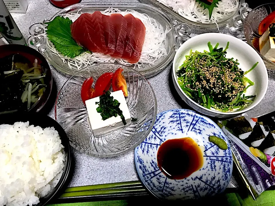 Snapdishの料理写真:ツマをわさび醤油でもしゃもしゃ食べた #夕飯 若干お粥の白米、ミツバおひたし、ワカメもやし味噌汁、刺身、ツマしそ、トマト冷奴|ms903さん