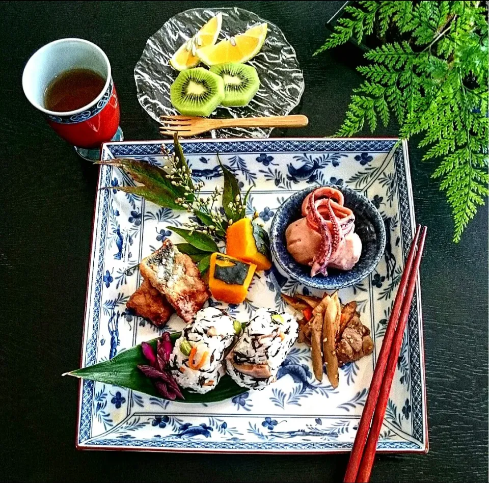 Snapdishの料理写真:イカと里芋の煮物に鯖の竜田揚げ作りました🎶|瑞さん