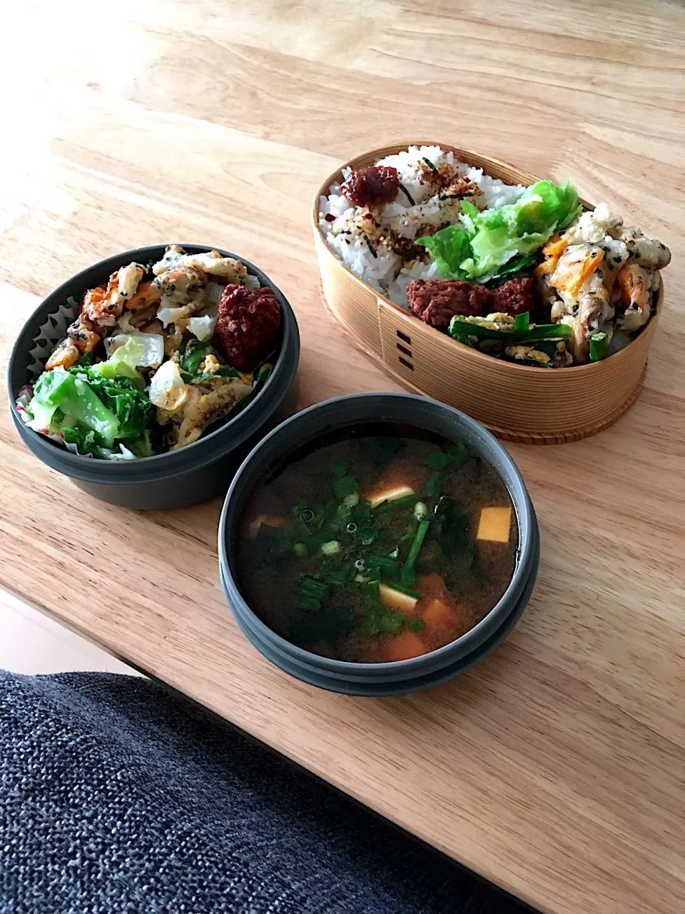 今日の2人お弁当(●☌◡☌●)
野菜かき揚げ
お魚ボール
ニラ玉
茹でキャベツの辛子明太子あえ
お豆腐とワカメの赤だしお味噌汁
肉味噌ご飯|さくたえさん