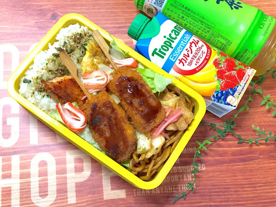 Snapdishの料理写真:高校生男子今日のお弁当20190524 #お弁当記録 #串カツ#鮭のはらみ焼き #ほうれん草とチーズの卵焼き#焼きそば|mi♪さん