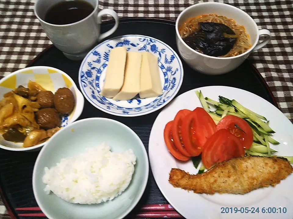 Snapdishの料理写真:よねばーばの朝ごはん
鮭のフライきゅうり、トマト添え
高野豆腐
肉団子とキャベツの炒め物
半田麺と茄子の煮物
前日食べた冷し半田麺の残りを
茄子の煮物に半田麺を入れる|yoneばーばさん