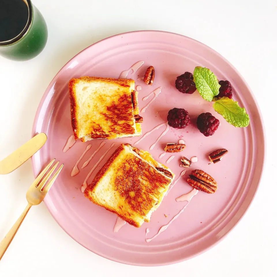 チーズ&ピーカンナッツのホットサンド🧀🍓|sakiさん