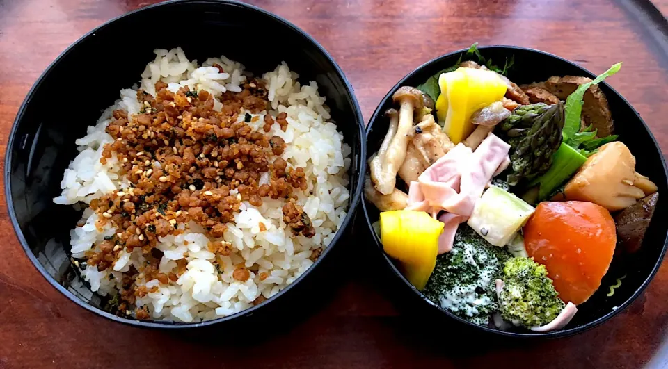 本日の息子弁当🍱🍙🍱自家製チャーシュー🐷美瑛のアスパラ🥦旨煮🍜 #息子弁当  #snapdish  #札幌  #中島公園|Yukie  Toriseさん