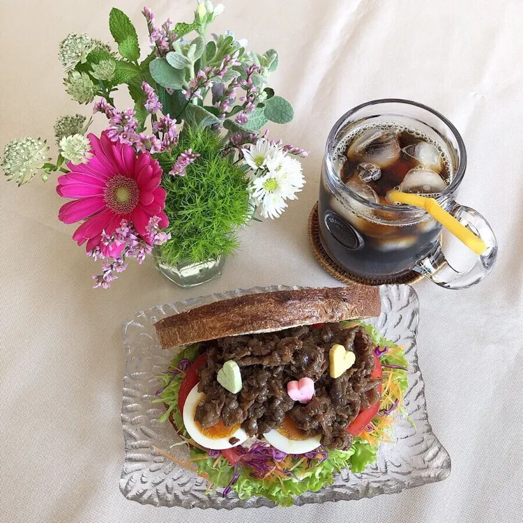 Snapdishの料理写真:5/24❤︎松坂牛こま焼肉&半熟たまご全粒粉パンサンド🌱
お弁当の残り物…✨
#お昼ごはん #ランチ #おうちごはん #おうちカフェ #松坂牛こま焼肉 #半熟たまご #全粒粉パン #全粒粉サンド #自家製サンド|Makinsさん