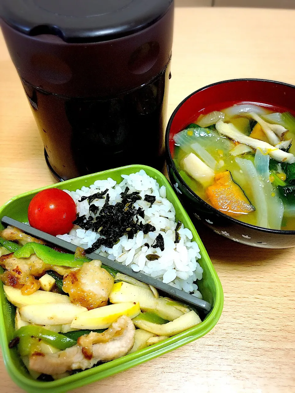 青椒肉絲とかぼちゃと小松菜の味噌汁|あるくさん