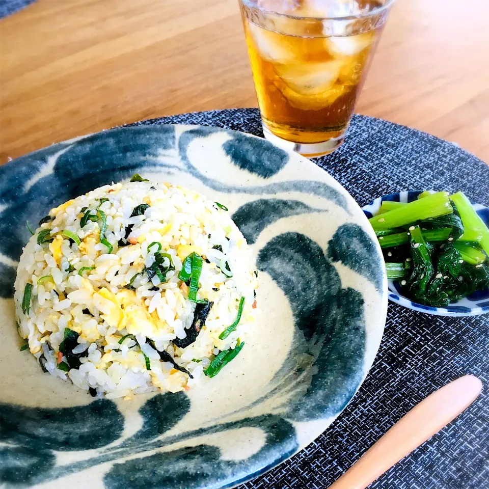 Snapdishの料理写真:めるぼさんの料理 お茶漬け🍵の素で簡単♪♪
【わかめと卵とねぎの炒飯 】♪♪|ミッチ☆ママさん