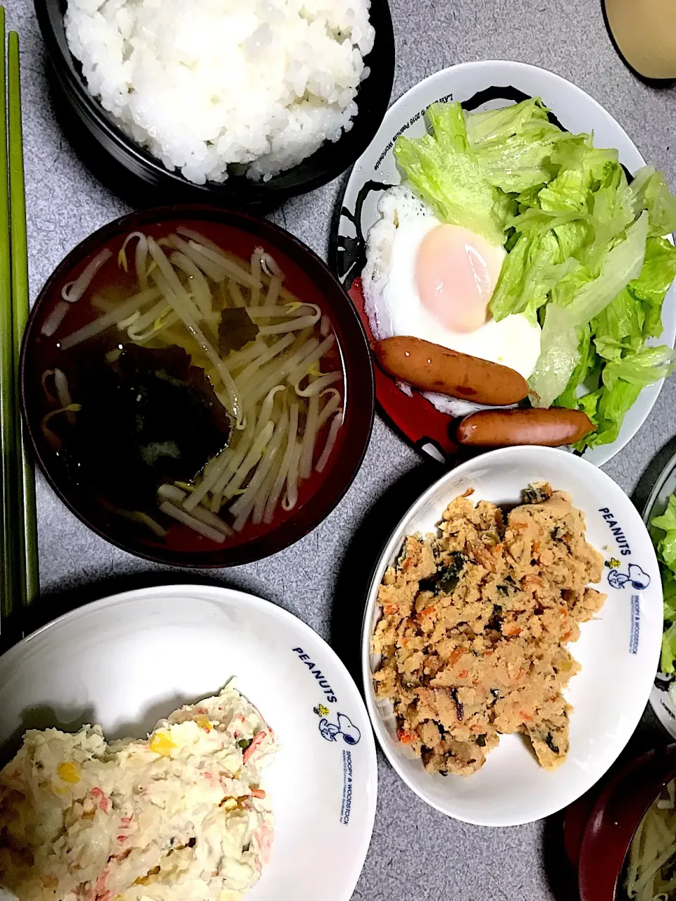 魚屋さんんでおから買ってきた #昼飯 白米、目玉焼き(ターンオーバーじゃないやつ)、レタス、ウィンナー、ワカメもやし味噌汁、ポテサラ、おから|ms903さん