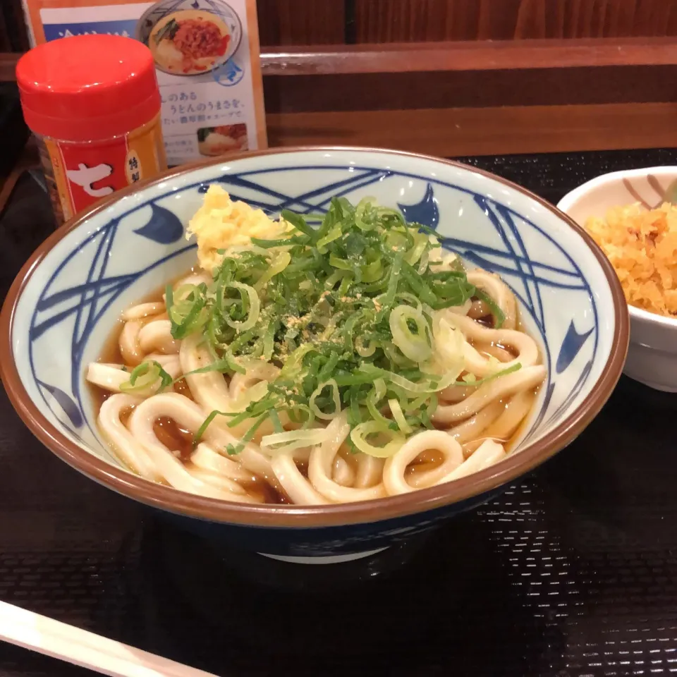 Snapdishの料理写真:ぶっかけうどん 温かいの   #丸亀製麺 #スーパーフライデー|Hajime Sakaiさん