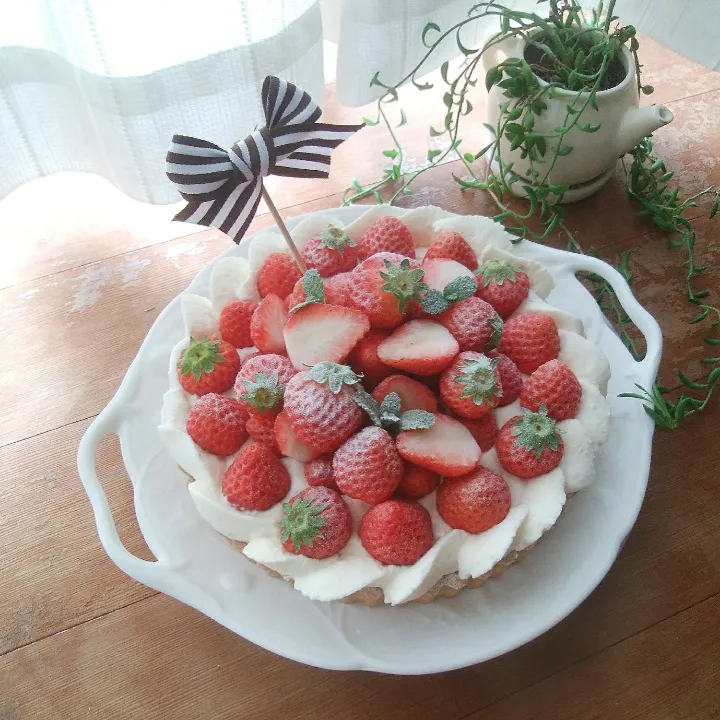 Snapdishの料理写真:息子の誕生日5/4に、リクエストの苺のタルト🍓|sakurakoさん