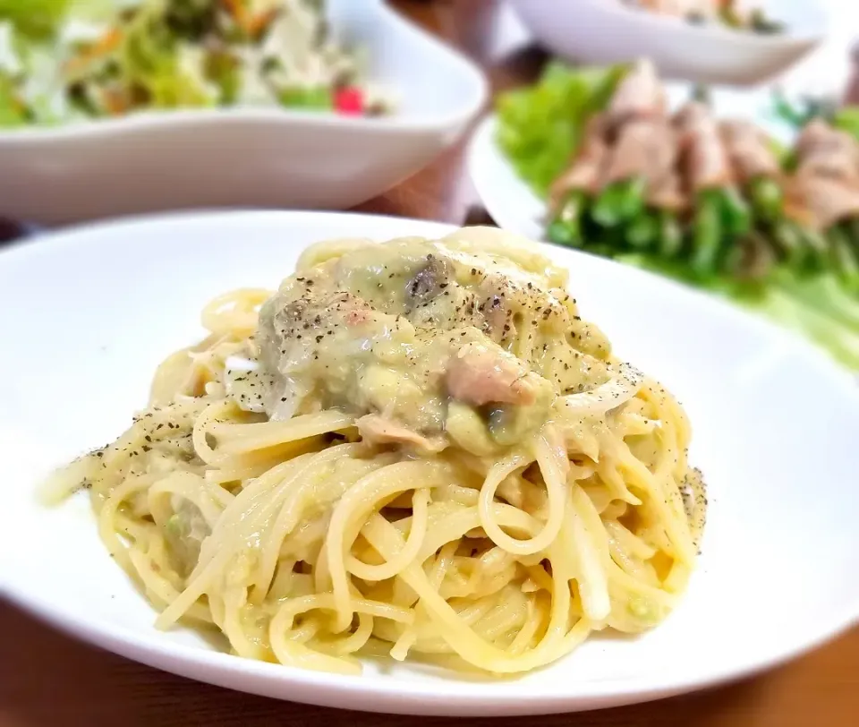 夕食◎アボカド新たまパスタ🍴|しょちちさん