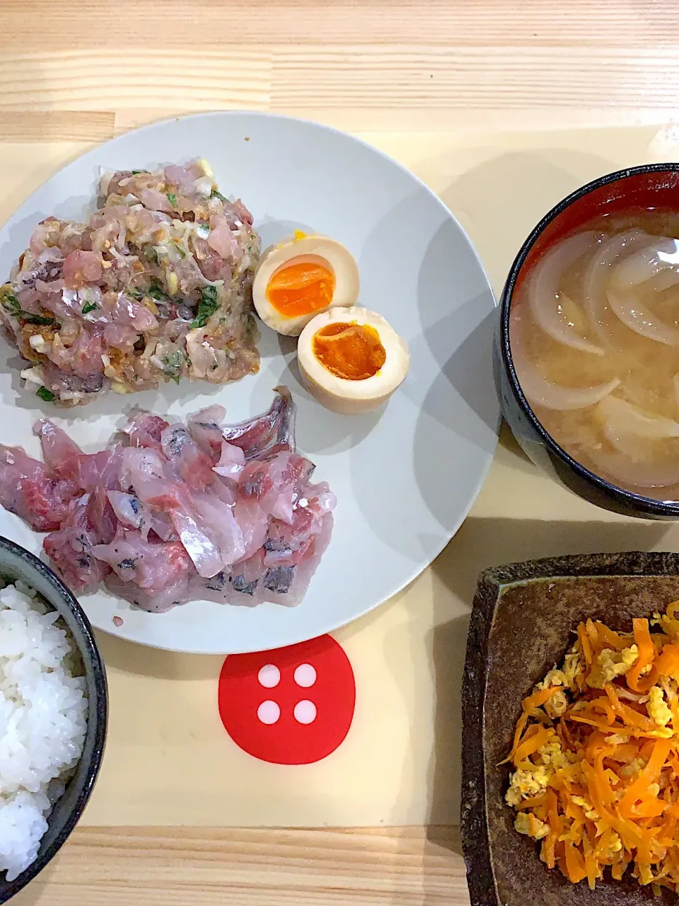 Snapdishの料理写真:・鯵のなめろう
・鯵のお刺身
・煮卵
・ツナ入りにんじんしりしり
・玉ねぎのお味噌汁|ぺろたんさん