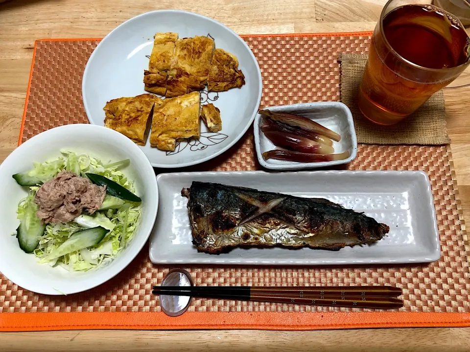 今日の晩御飯。
鯖塩焼き、出汁巻卵焼き、みょうがの甘酢漬け、ツナマヨサラダ、キンミヤ烏龍茶割りと供に(≧∀≦)|のんのんさん