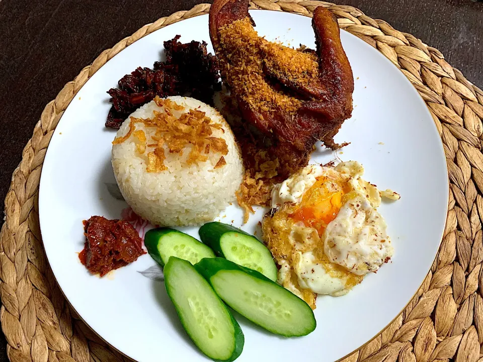 Snapdishの料理写真:Goreng ayam serundeng|yeni kartikasariさん