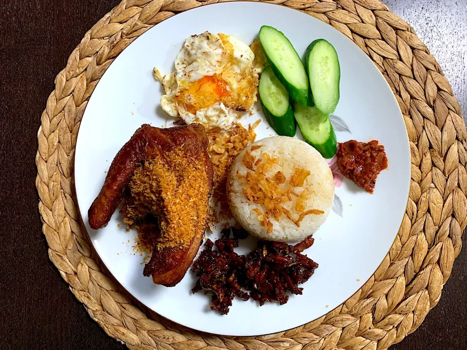 Snapdishの料理写真:Goreng ayam serundeng|yeni kartikasariさん