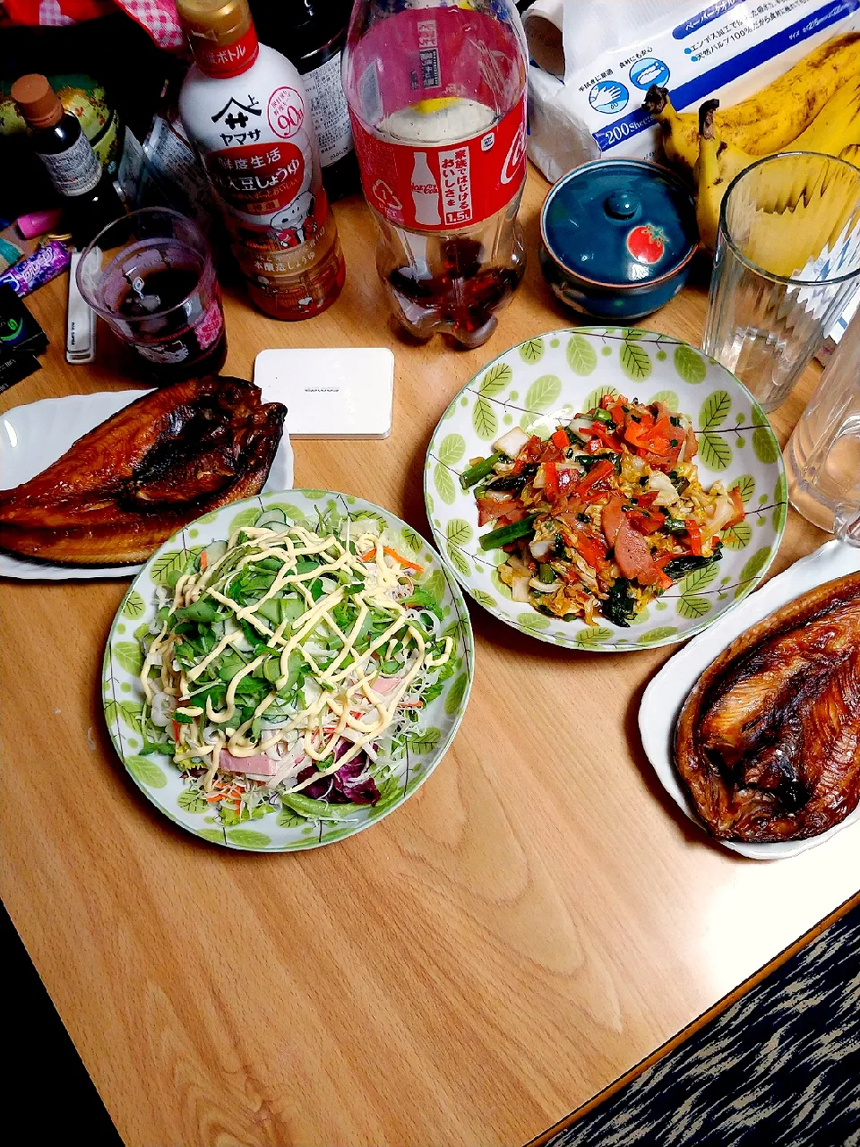 ほっけの塩焼きとキャベツと白菜とかいわれ大根とアスパラの焼き豚炒めとハムとカニカマのサラダ|理絵さん