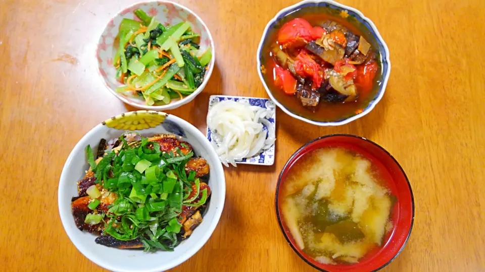 ５月２２日　鰯の蒲焼き丼　小松菜のナムル　なすとトマトの煮浸し　新玉ねぎのマリネ　えのきとわかめのお味噌汁|いもこ。さん