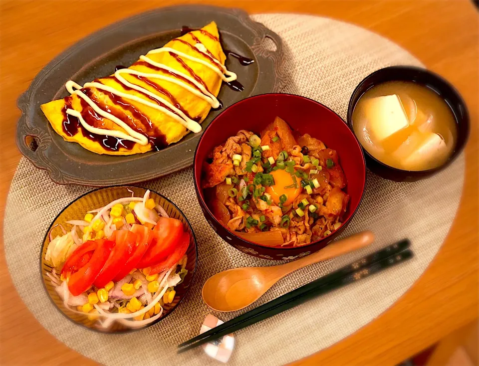 豚キムチ丼
オムもやし 豚バラ キャベツ
サラダ
玉ねぎ 豆腐 味噌汁|nana 🍅さん