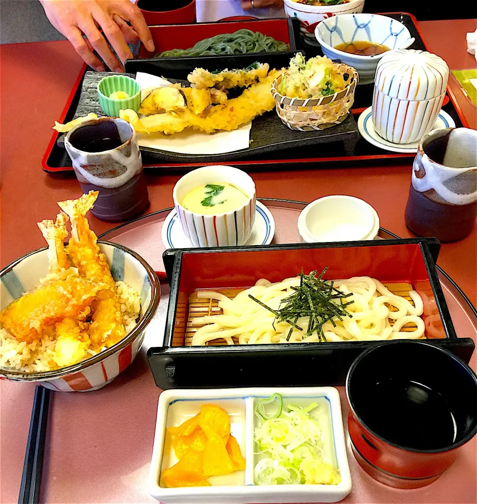 ミニ天丼とミニざるうどんのセット、
初夏の天ぷらと、穴子チラシ、
よもぎうどん|yakinasuさん