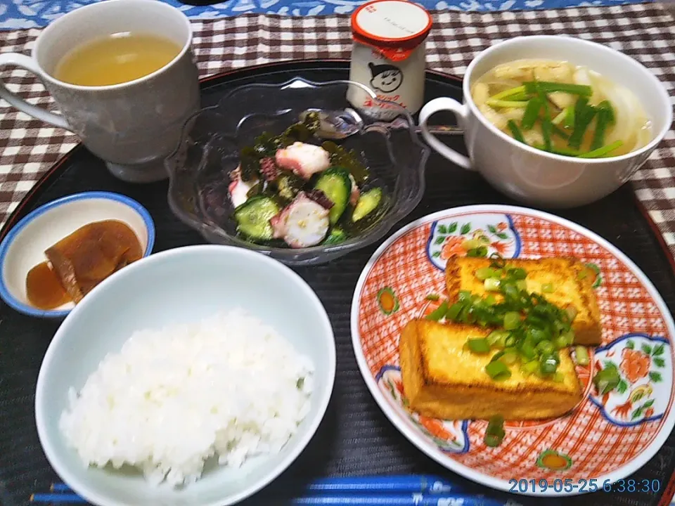 よねばーばの朝ごはん
厚揚げ豆腐、葱、わさび、ポン酢で、
蛸ときゅうり、若芽の酢の物
新玉ねぎ、葱、あげの味噌汁
ご飯、奈良漬、ジンジャーエール、
チチヤスヨーグルト|yoneばーばさん