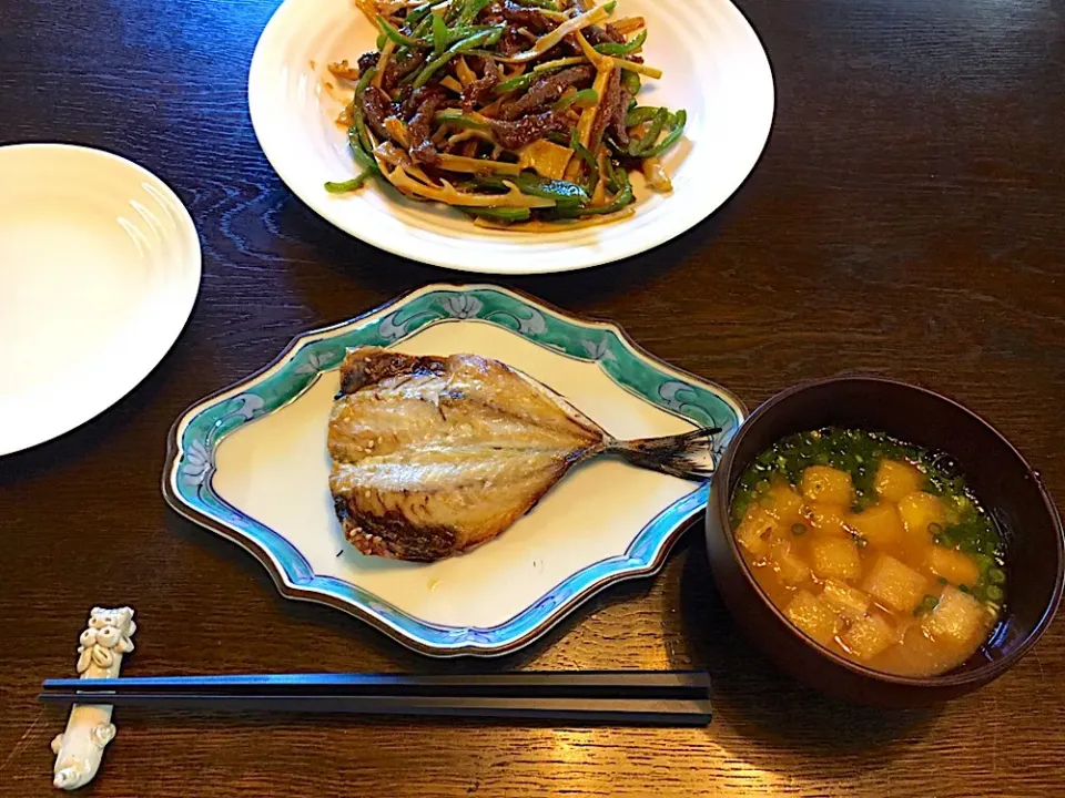 鯵の干物
青椒肉絲
揚げと新玉葱のお味噌汁|カドラさん