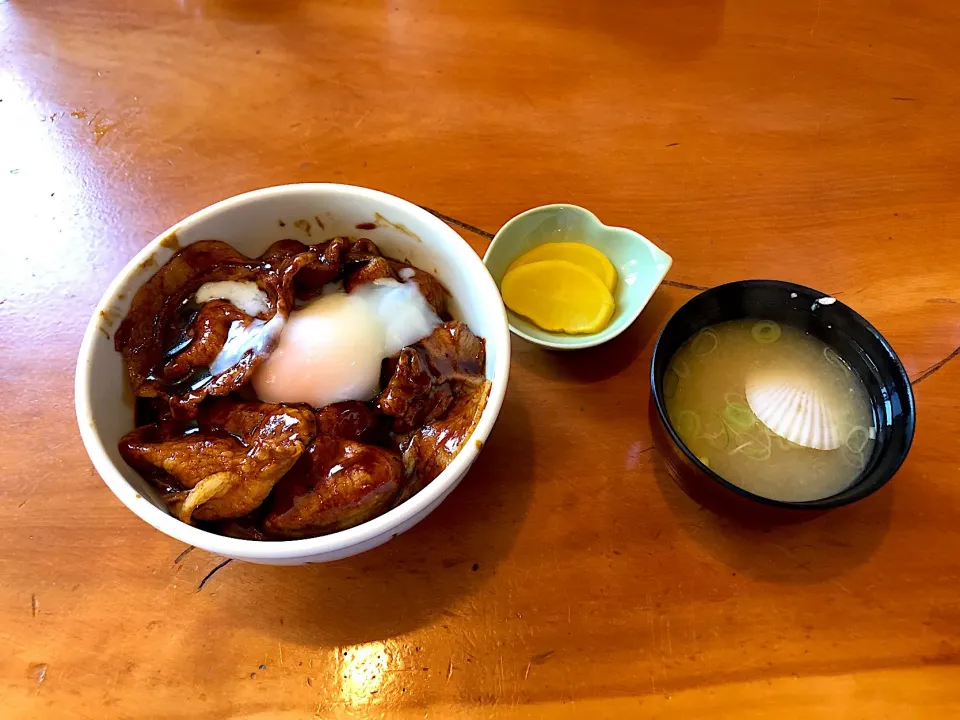 豚丼にトッピング温泉卵|しのぶさん