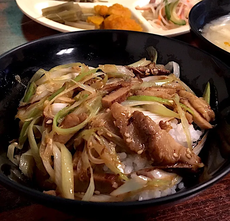 昼ごはん☀️☀️☀️
マネージャー作！ネギとチャーシュー炒め丼|ぽんたさん