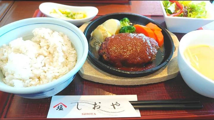 Snapdishの料理写真:💕牛タンのお店で、牛タンハンバーグ定食💕|yuiママさん