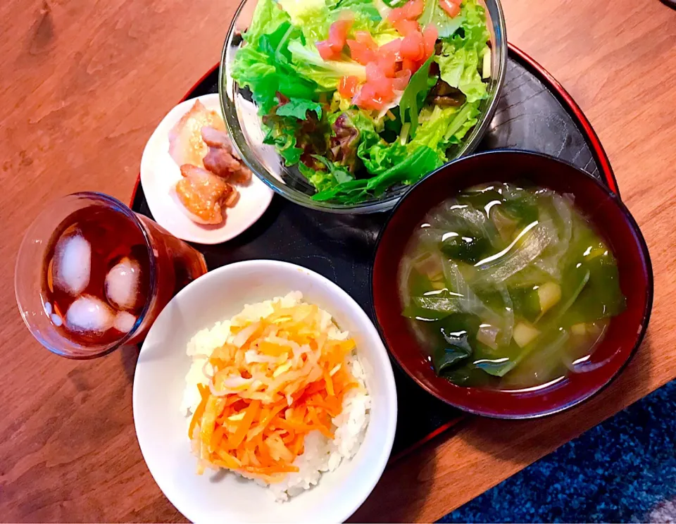 ひとりで早めご飯🍚🥢
▪︎みょうがの甘酢ドレッシングサラダ
▪︎ワカメとたまねぎのお味噌汁
▪︎鶏もも山賊焼

旦那さんには鳥ももたくさん出してあげよう😋❗️|おーやんさん