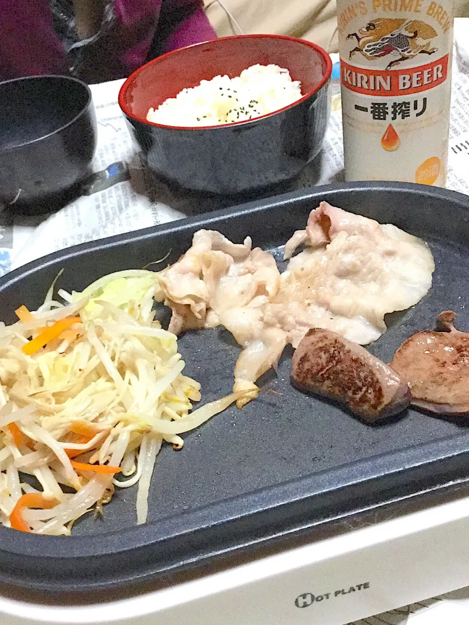 Snapdishの料理写真:ミニ焼き肉.+ﾟღ✿ღq✪‿✪*)、レバーと豚バラ！油が飛んでもいいように新聞を引く！#麒麟一番搾りいつもは#金麦派|Ayaさん