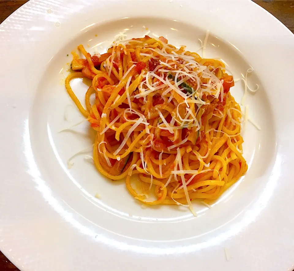 ベーコンとズッキーニのパルミジャーノチーズのトマトソースパスタ🍝🍅|レガーミさん