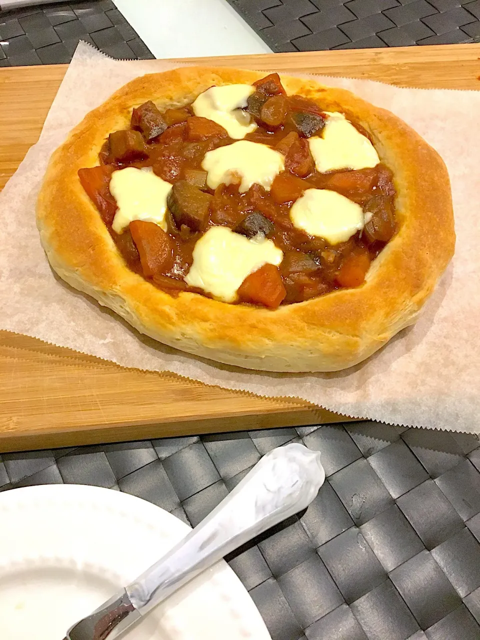 フォカッチャ生地から作る夏野菜のカレーのピッツァ🍕

#フォカッチャ
#夏野菜カレーのアレンジ
#おウチピッツァ|okazuさん