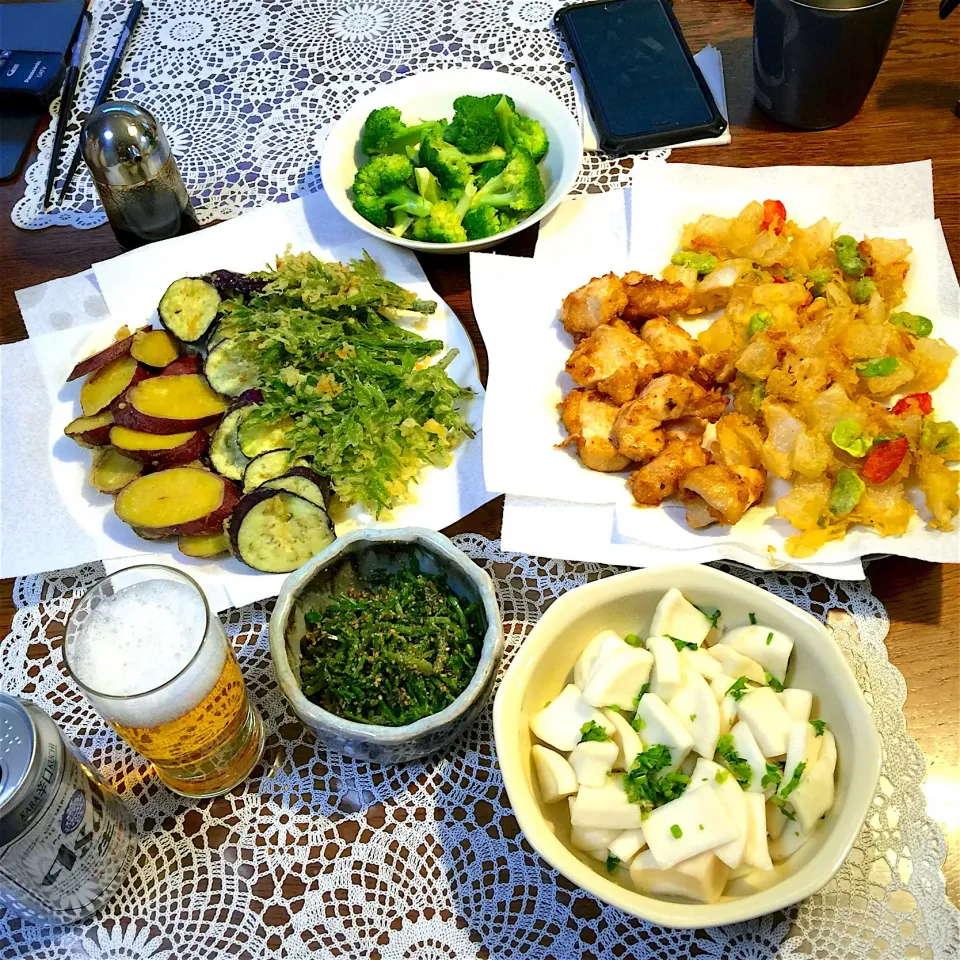 そら豆と玉ねぎ、パフリカ、桜海老かき揚げ
茄子、芋、タラの芽天ぷら、鶏胸肉唐揚げ、
ビール、蕪即席漬け、せり胡麻和え、
ブロッコリー、ビール|yakinasuさん