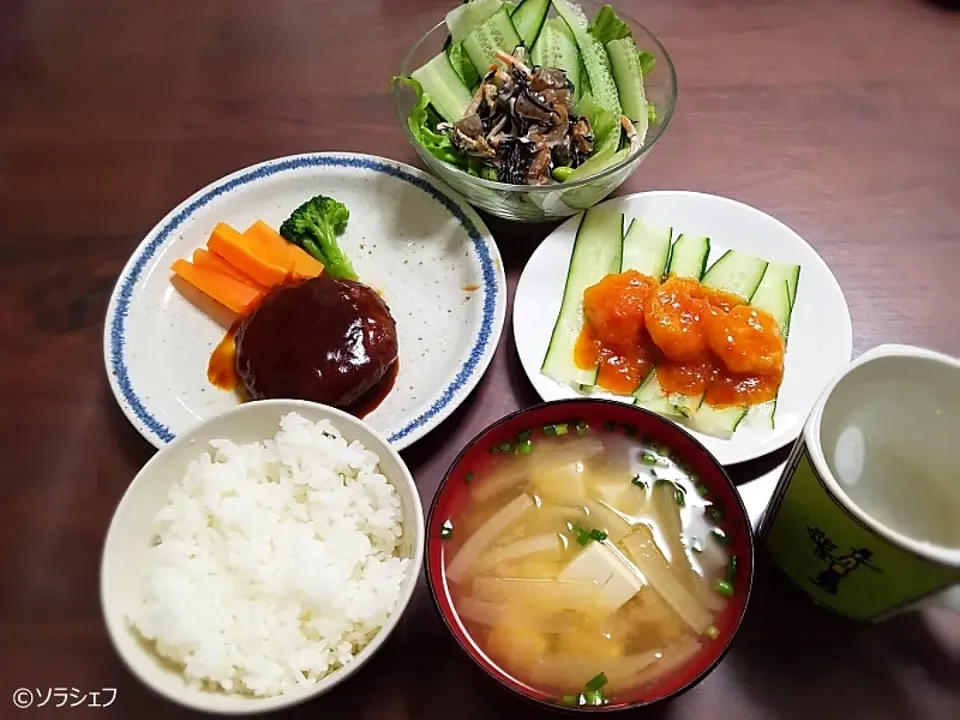 Snapdishの料理写真:今日の晩ご飯だよ(*^^*)
完全手抜き～(笑)
★ハンバーグ（温めるだけ～）
★エビチリ（温めるだけ～）
★ひじきサラダ
★大根と豆腐の味噌汁|ソラシェフさん