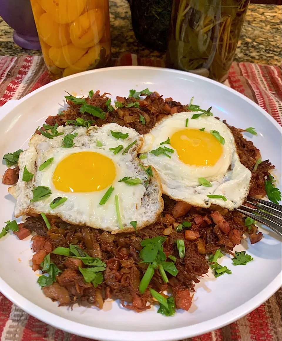 Brunchin’ Two eggs and sauteed shredded beef with onions, tomatoes, mushrooms  and chili 🌶 to give that extra kick. Yum 😋|Alma's Home Kitchenさん