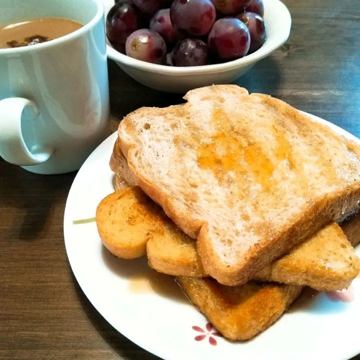 朝食。糖質控えめになってないフレンチトースト。|ぴらさん