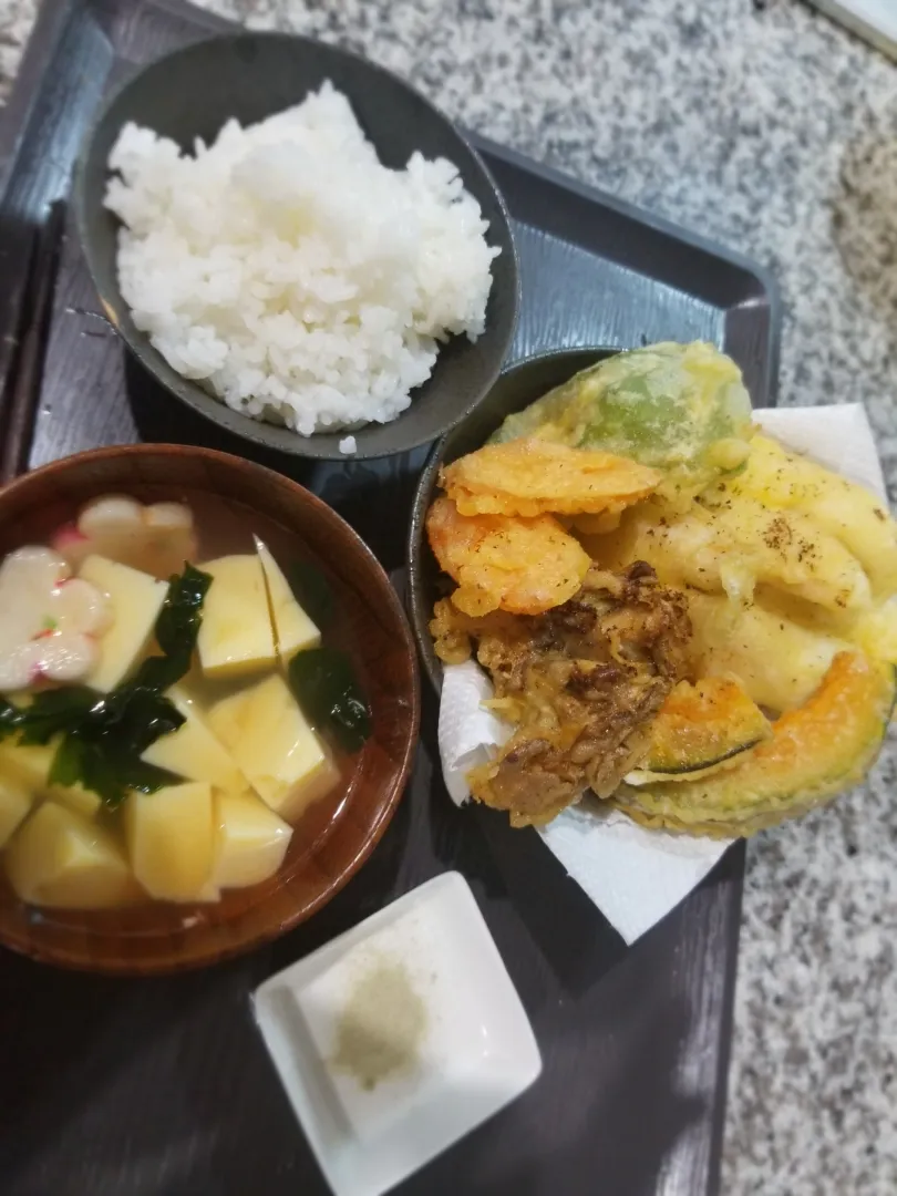 Snapdishの料理写真:天ぷら(鱚、南瓜、人参、舞茸、ピーマン)
抹茶塩で
卵豆腐のすまし汁|あぁちゃんさん