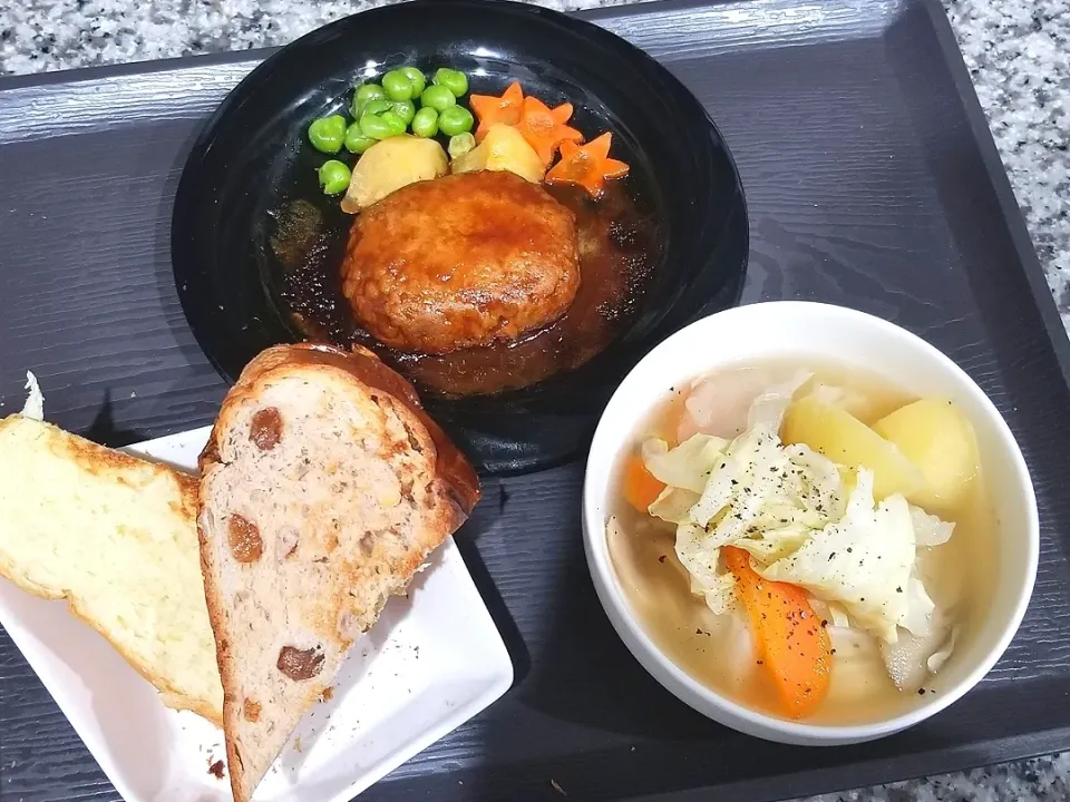 チーズinデミハンバーグ
温野菜
野菜スープ
ミルク食パン
胡桃とレーズンパン|あぁちゃんさん