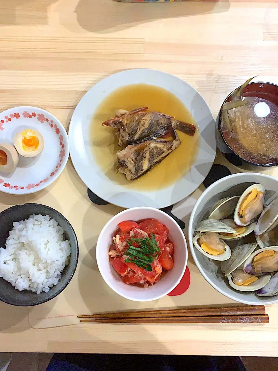 Snapdishの料理写真:・ガシラ煮付け（カサゴ） 
・ホンビノス貝の酒蒸し
・無限トマト
・煮卵
・鯵のあら汁|ぺろたんさん