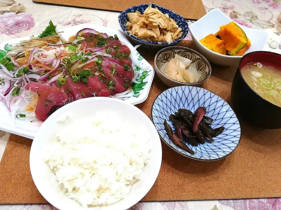 令和元年5月26日
大放出鰹の刺身で晩ご飯🐟|たえさん