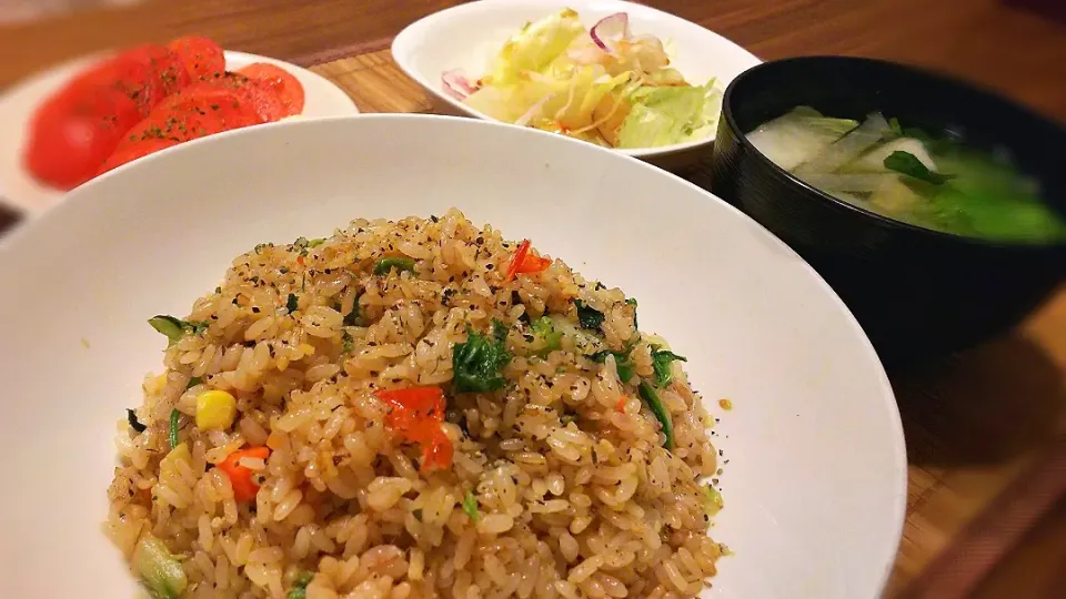 大葉とﾄﾏﾄの
ﾆﾝﾆｸﾊﾞﾀｰ醤油炒飯～
の晩ごはん✨|kaz(*･ω･)さん