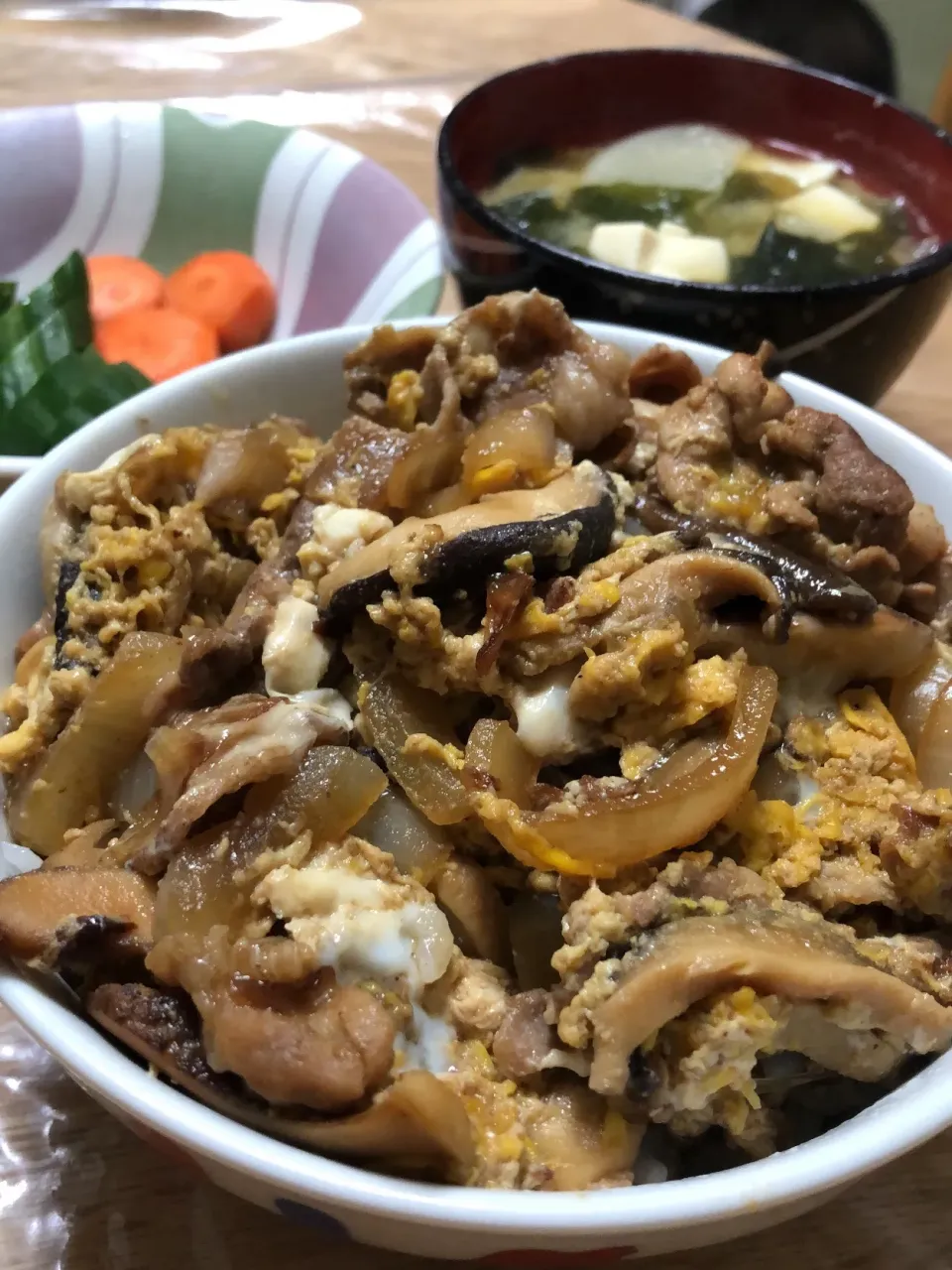 豚肉と椎茸、玉ねぎのたまごとじ丼 かぶととうふの味噌汁 自家製ぬか漬け|ミウトおかんさん