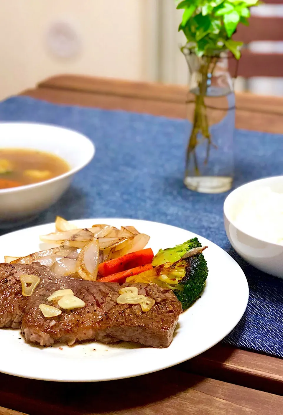 Snapdishの料理写真:男のビーフステーキ野菜添えとカレーコンソメ洋風スープ|パプリカさん