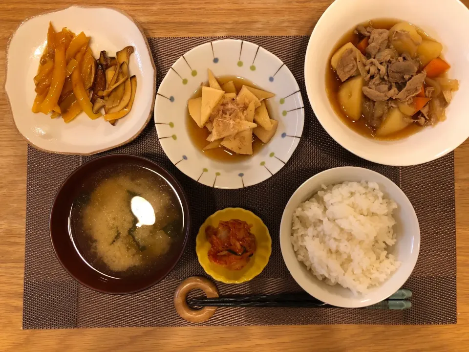 豚肉じゃが🐷筍の土佐煮🎋
焼きエリンギとパプリカのサラダ🥗|みっくんさん