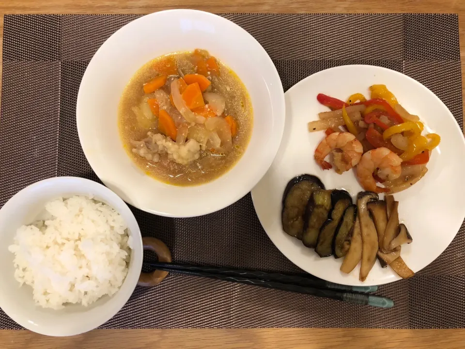 Snapdishの料理写真:もつ煮込み⚡️エビの塩炒め🦐|みっくんさん